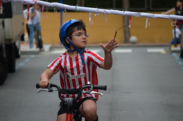 Ninguna cinta se resiste a los niños de Llano en sus fiestas