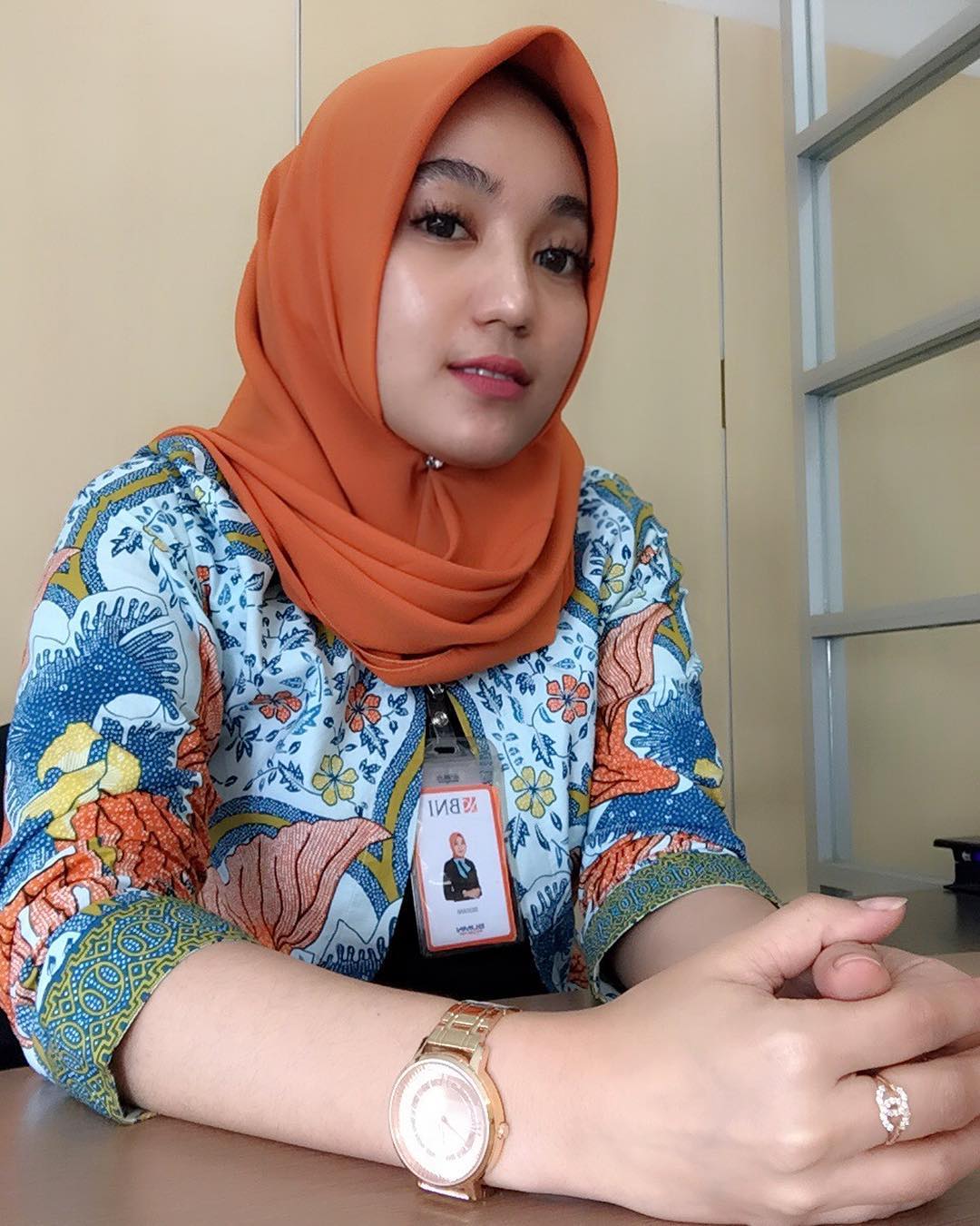 Koleksi Foto Teller Bank  BNI pakek Jilbab Cantik  Terbaru 