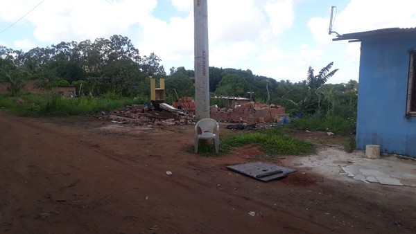 Mais de 30 barracos são derrubados em área de proteção ambiental em bairro de Salvador