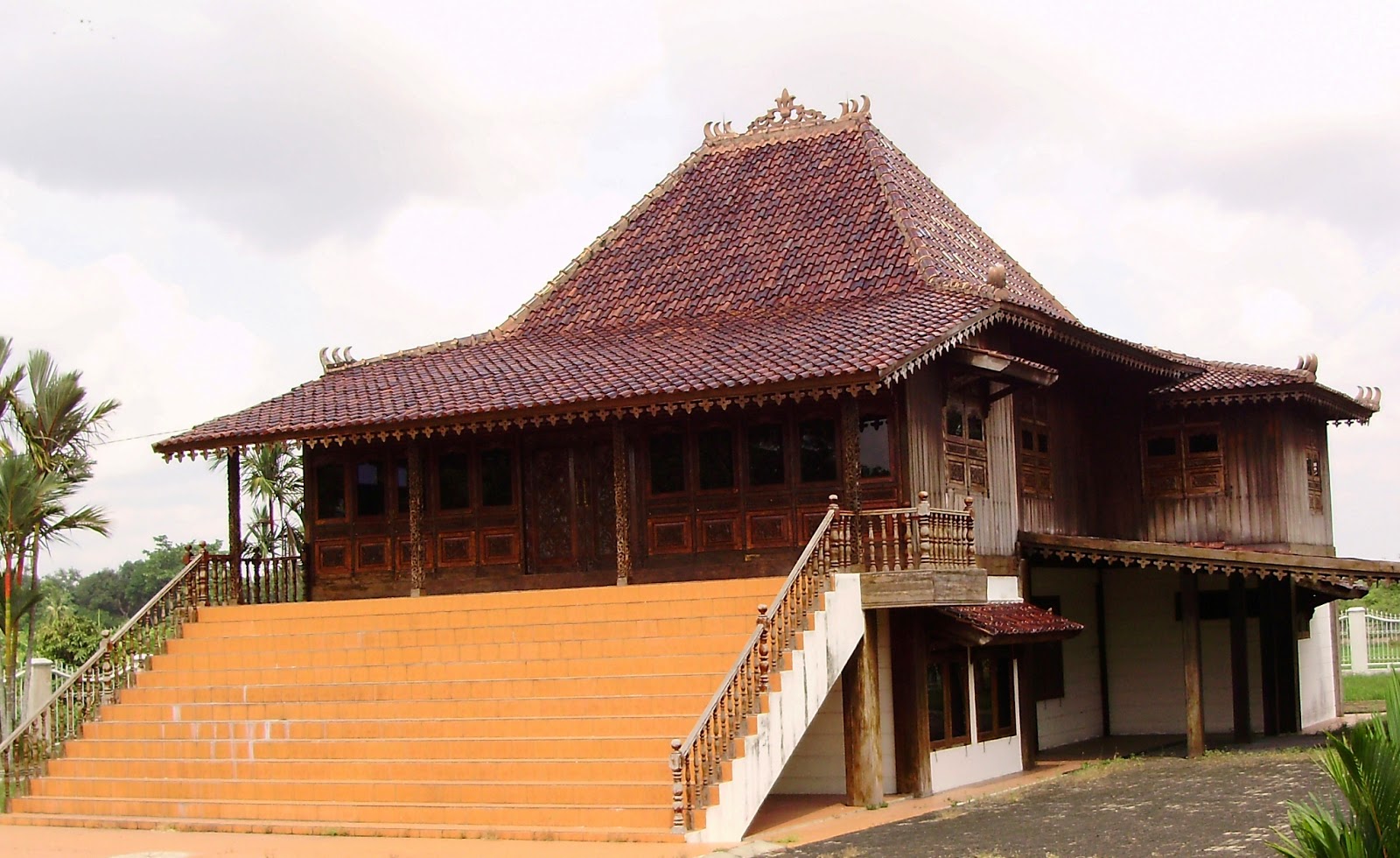 Palembang Bumi Sriwijaya: Rumah Tradisional Limas