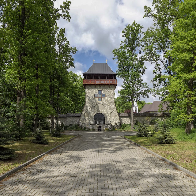 Башня со входом в монастырь у города Бричень