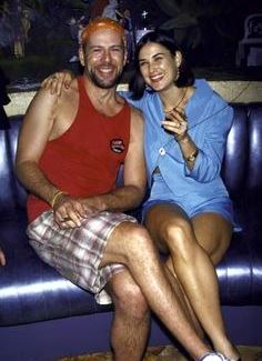 Foto de Demi Moore sentada junto a su ex esposo Bruce Willis