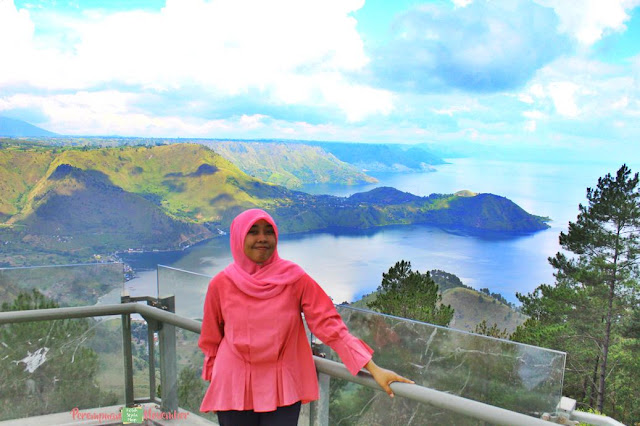 pesona danau toba dari simalem resort