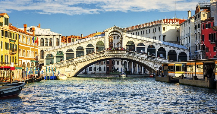 Rialto Bridge, Jembatan Indah dan Tertua di Venesia