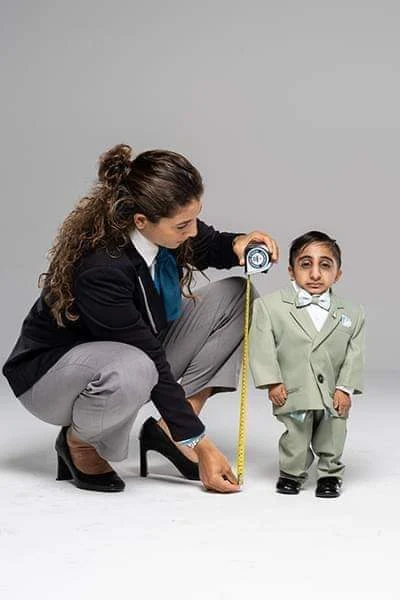 غينيس تكشف عن هويّة أقصر رجل في العالم (صور)