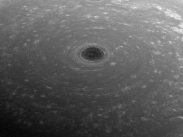 close-up kutub utara Saturnus dari NASA