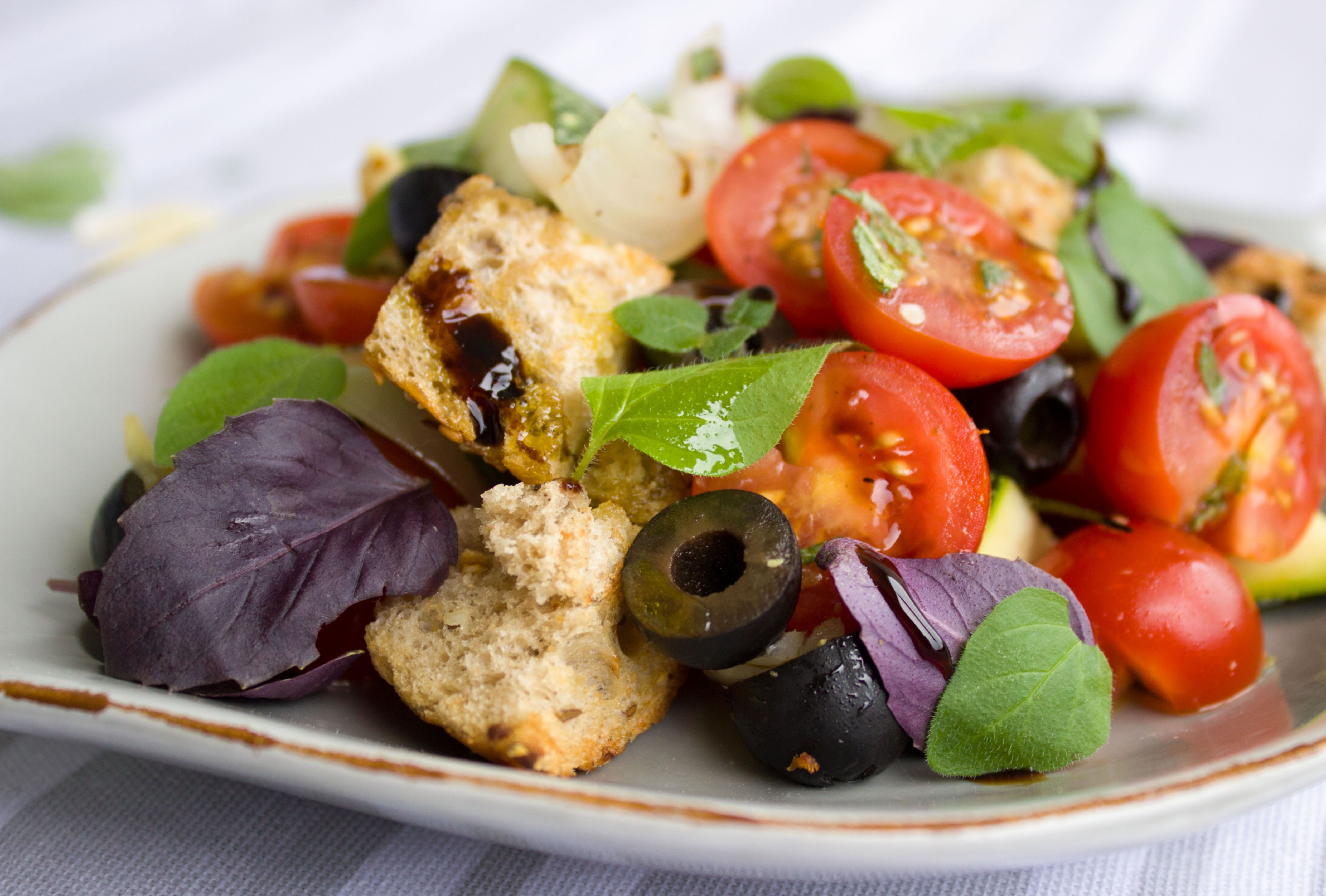 4 saladas deliciosas e fáceis de fazer para colorir suas refeições.