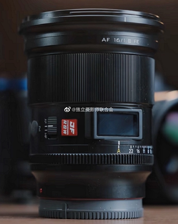 Объектив Viltrox AF 16mm f/1.8 FE с экраном на корпусе