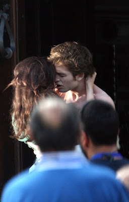 Bella Swan and Edward Cullen Kissing Photo