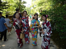 Muchachas japonesas con kimono que posaron para nosotros