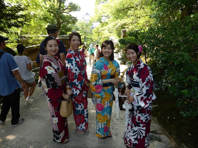 Muchachas japonesas con kimono que posaron para nosotros