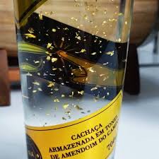 cachaça brasileira com flocos de ouro 24k