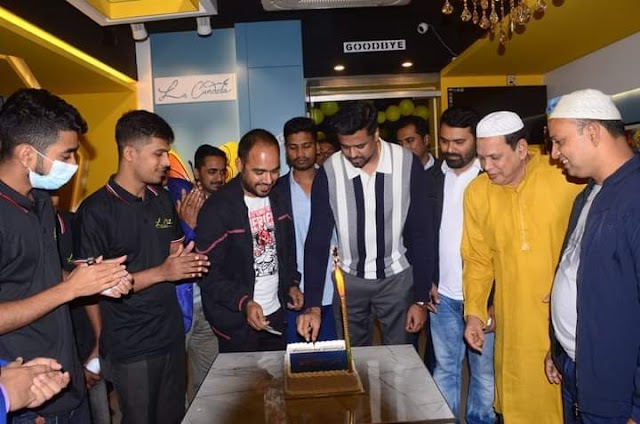 কলেজরোডস্থ রূপায়ন এর নীচ তলায় 'লা ক্যান্ডেলা' রেস্টুরেন্টের শুভ উদ্বোধন করেন জনাব এ,কে,এম অয়ন ওসমান।