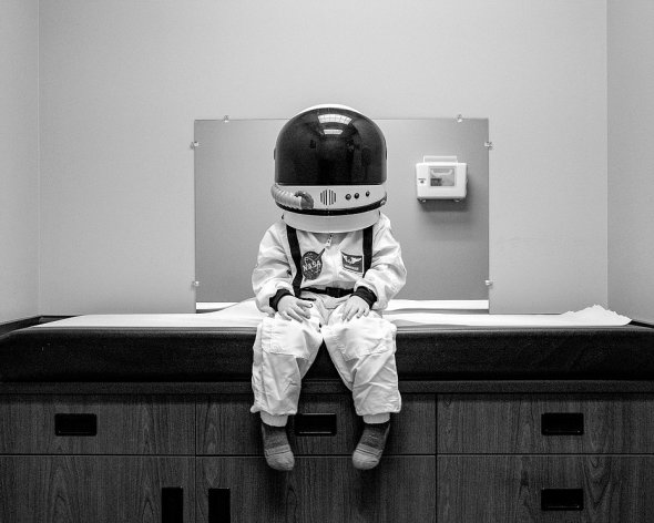 Aaron Sheldon fotografia fofa seu filho Harrison como astronauta small steps are giant leaps criança meigo aventura cotidiano