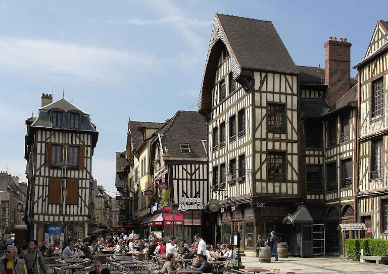 Casas populares em Troyes, região da Champagne, França. A dignidade, a compostura e a salubridade de casas, ruas e logradouros foram muito prezadas na Idade Média.