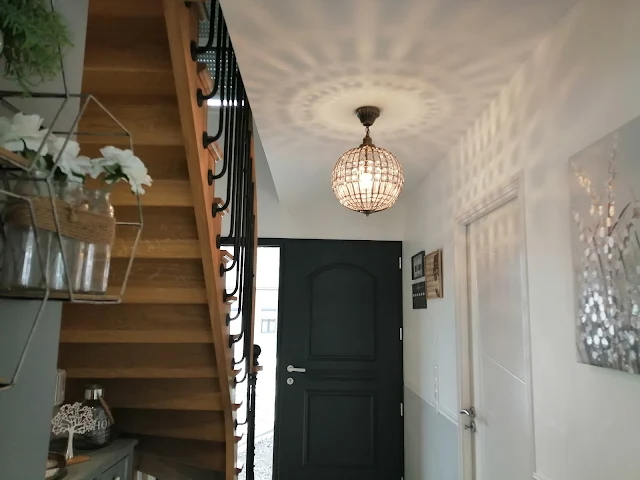 astuces déco pour une belle entrée avec escalier chêne et rambarde en fer forgé, lustre à pampilles