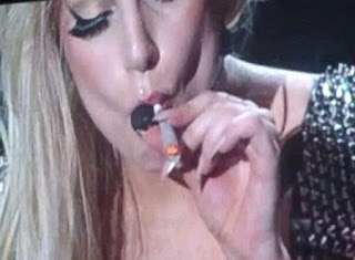 Lady Gaga fumando maconha