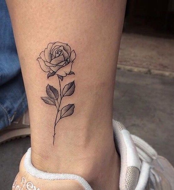 Inspire-se: 40 tatuagens femininas nas pernas que são puro estilo