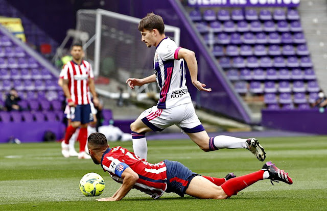 Toni Villa supera a Koke. REAL VALLADOLID C. F. 1 CLUB ATLÉTICO DE MADRID 2. 22/05/2021. Campeonato de Liga de 1ª División, jornada 38. Valladolid, estadio José Zorrilla. GOLES: 1-0: 18’, Óscar Plano. 1-1: 58’, Ángel Correa. 1-2: 67’, Luis Suárez.