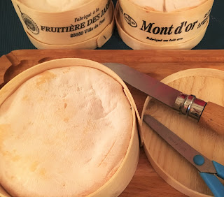 preparer un mont d'or, cuire un mont d'or, recette mont d'or, mont d'or cru, comment manger un mont d'or , fromagerie paris, laiterie de paris, fromagerie urbaine, blog fromage, blog fromage maison, lait cru, faire du fromage, tour de france fromage, tour du monde fromage, pierre coulon, fabrication mont d'or, mont d'or truffe, mont d'or morilles, mont d'or au four