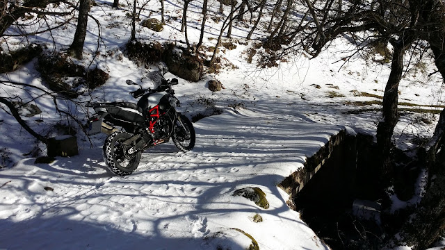 BMW F800 GS y TKC70: Estrenando neumaticos trail por nieve y hielo.