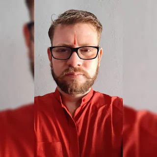 तुम्हारे जैसे लोगों को रोजाना लूटता हु जाओ पुलिस कंप्लेंट कर दो कुछ नहीं होता है