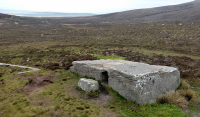 Дуорфи-Стейн  англ. Dwarfie Stane — букв. «камень карлика» на шотландском диалекте английского языка мегалитический могильник рубежа 2-3 тысячелетия до н. э., вырезанный из гигантского цельного блока красного известняка.  Изначально каменная плита блокировала вход в Каменный монолит с западной стороны, однако в настоящее время она лежит на земле перед монолитом.  Монолит состоит из входного коридора с камерой, расположенной в северной и южной стенах. Камень Dwarfie Stane Шотландия В средние века, люди, увидев готовый проход и выемку решили сделать внутри наподобие гробницы.  Вручную продолбили  по мнению местных жителей 2 лежки по краям.  Есть следы реставрации, значит те, кто долбил дыру, повредили монолит, когда пытались залезть в закрытый камнем проход. Верхняя часть залита бетоном.  Что любопытные нашли в камне, остаётся тайной, записей нет, хроники нет, по близости костей обнаружено не было. Вообще ничего не было обнаружено ни костей, ни орудий обработки камня.    Возможно кого-то в него поместили и закрыли камнем вход. Примерно к 17 веку вход вскрыли.  В Великобритании это единственный мегалит из которого вынимался каменный блок. Размеры камня длина 8,5 метра, ширина 4,5 метра, высота 1,5 метра  размеры могут варьироваться с точностью до полуметра в зависимости от точки замера.  Вход представляет собой квадрат стороной чуть менее метра, вырезанный в западной стене камня. Камень Dwarfie Stane Шотландия В средние века, люди, увидев готовый проход и выемку решили сделать внутри наподобие гробницы.  Вручную продолбили  по мнению местных жителей 2 лежки по краям.  Есть следы реставрации, значит те, кто долбил дыру, повредили монолит, когда пытались залезть в закрытый камнем проход. Верхняя часть залита бетоном.  Что любопытные нашли в камне, остаётся тайной, записей нет, хроники нет, по близости костей обнаружено не было. Вообще ничего не было обнаружено ни костей, ни орудий обработки камня.    Возможно кого-то в него поместили и закрыли камнем вход. Примерно к 17 веку вход вскрыли.  В Великобритании это единственный мегалит из которого вынимался каменный блок.