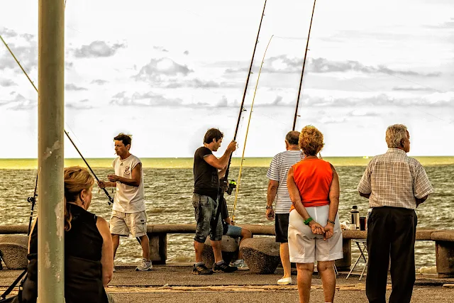 Grupo de pescadores en la Rambla de Mar del Plata