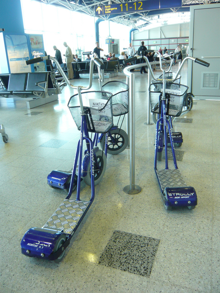 Funcionários de aeroporto utilizam patinete para se locomover