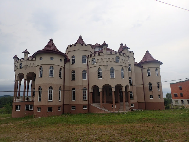 Sołotwyno najwidoczniej jest osiedlem wielkich domów