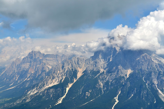 Alpes Dolomitas. Fotos desde el Museo Messner en Monte Rite. llegada de la tormenta. Vistas del Monte Antelao