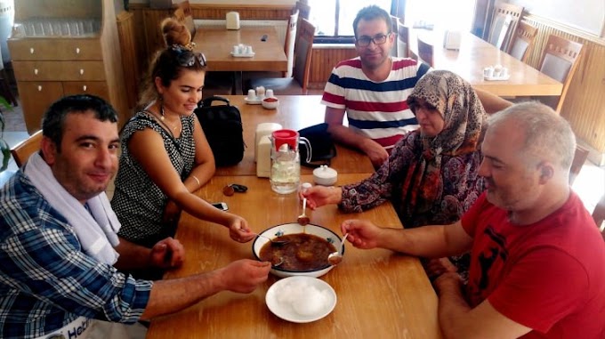 Bozkır'da Sıcaktan bunalan müşterilere karlı pekmez ikramı