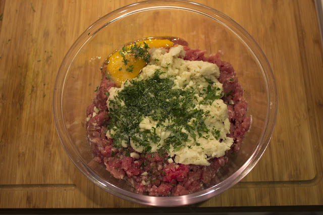 albondigas con pan ajo, huevo  y perejil