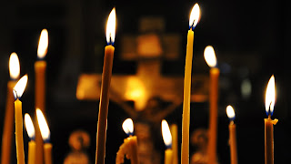 церковные свечи в храме