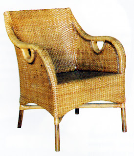 Kursi teras pada umumnya berlengan (arm chair), sehingga bersifat informal. Sandaran dibuat ergonomis.