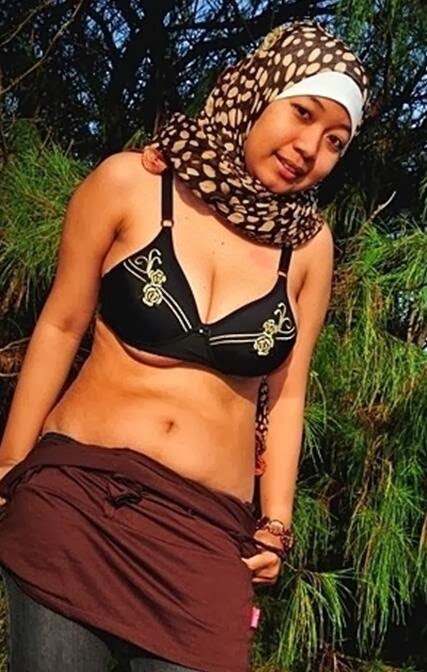 Foto Hot Cewek Berjilbab Nakal Pamer Aurat Collection