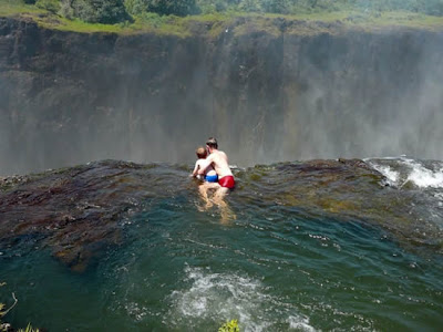 Berenang di Kolam Renang Setan (Devil’s Pool) 3