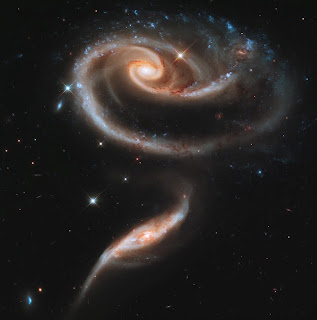 Flor Arp 273 descubierta por el Hubble