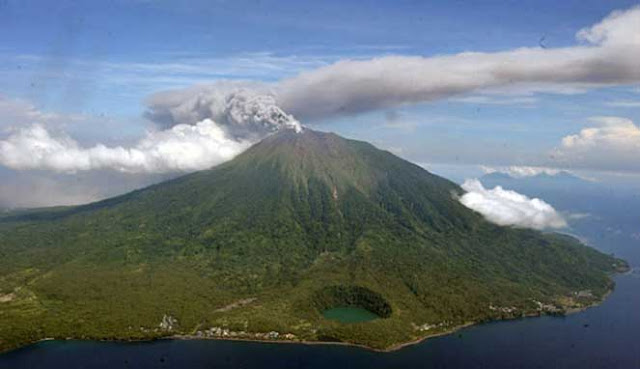 GUNUNG BERAPI PALING AKTIF DI INDONESIA