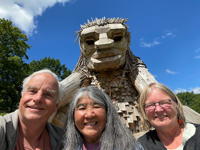 Group selfie in front of Thomas Dambo’s wooden troll, Ene Ojesten