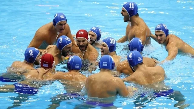 Equipe grega comemorando a vitória sobre a Sérvia
