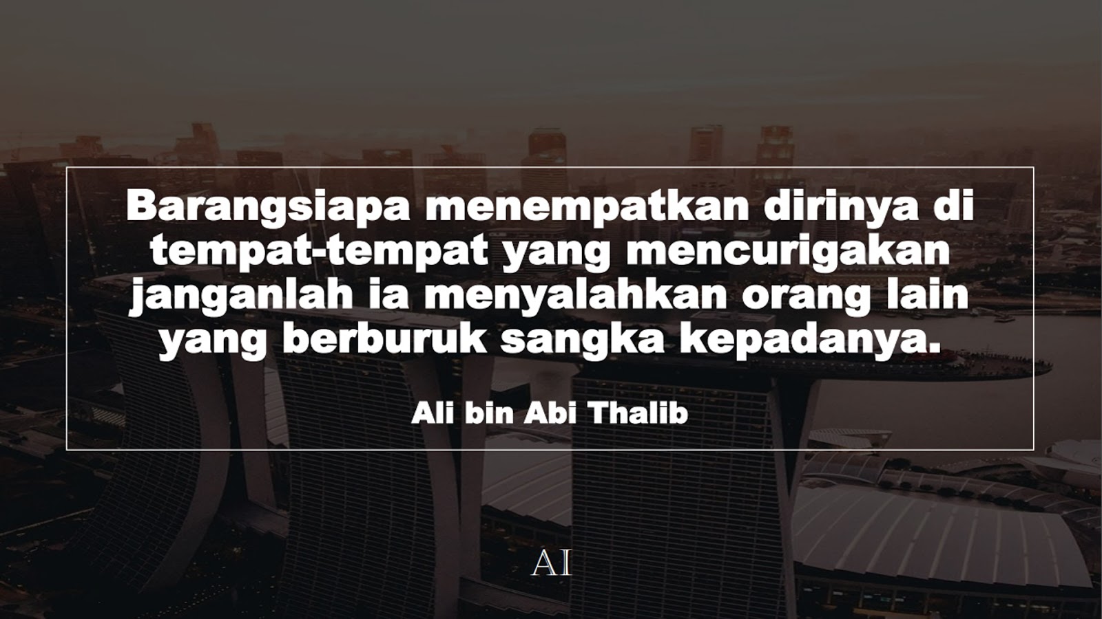 Wallpaper Kata Bijak Ali bin Abi Thalib  (Barangsiapa menempatkan dirinya di tempat-tempat yang mencurigakan janganlah ia menyalahkan orang lain yang berburuk sangka kepadanya.)