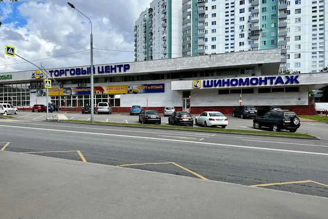 Вильнюсская улица, торговый центр «Кэмп» – бывший комиссионный магазин / прокат / кафе (здание построено в 1987 году)