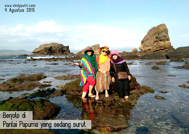 Berfoto di Pantai papuma yang sedang surut