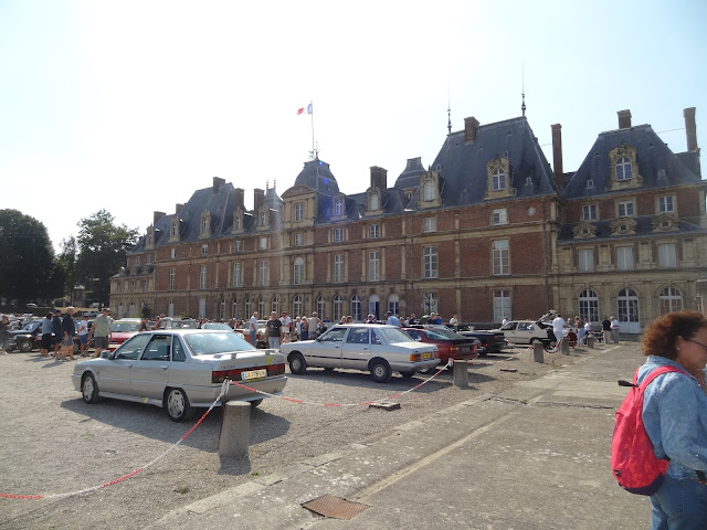 2022.08.27-034 les voitures devant le château