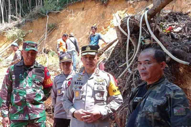 Kapolres Bengkayang Bayu Suseno meninjau proses evakuasi korban di lokasi kejadian longsor.