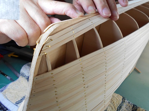 35、帆船模型日本丸を作る・船体外板張りと舷側部品・プロペラ支持材（9）、写真は外板材を3枚目まで張りました。こちらから見ると1枚目の外板材とキールの間にすき間が見えます。