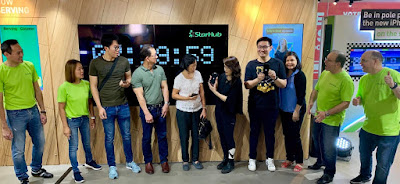 Source: StarHub. These are the first StarHub customers in Singapore to start using the new iPhones. StarHub executives in bright green from left: Tang, Chia, Buse, and Kaliaropoulos.