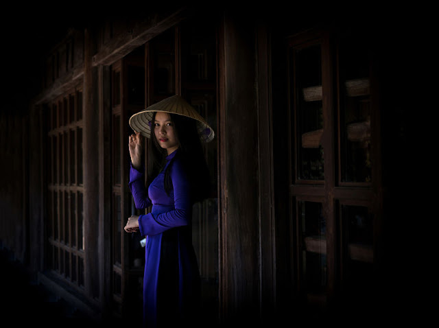 Cô gái Việt trong chiếc áo dài truyền thống - Ảnh: Metin Diken