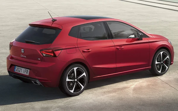 Seat Ibiza 2021 ganha facelift e tela multimídia flutuante no interior